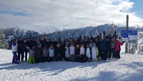 Schülerinnen und Schüler des SZ Rübekamp genießen die letzten Sonnenstrahlen auf der diesjährigen Skifahrt